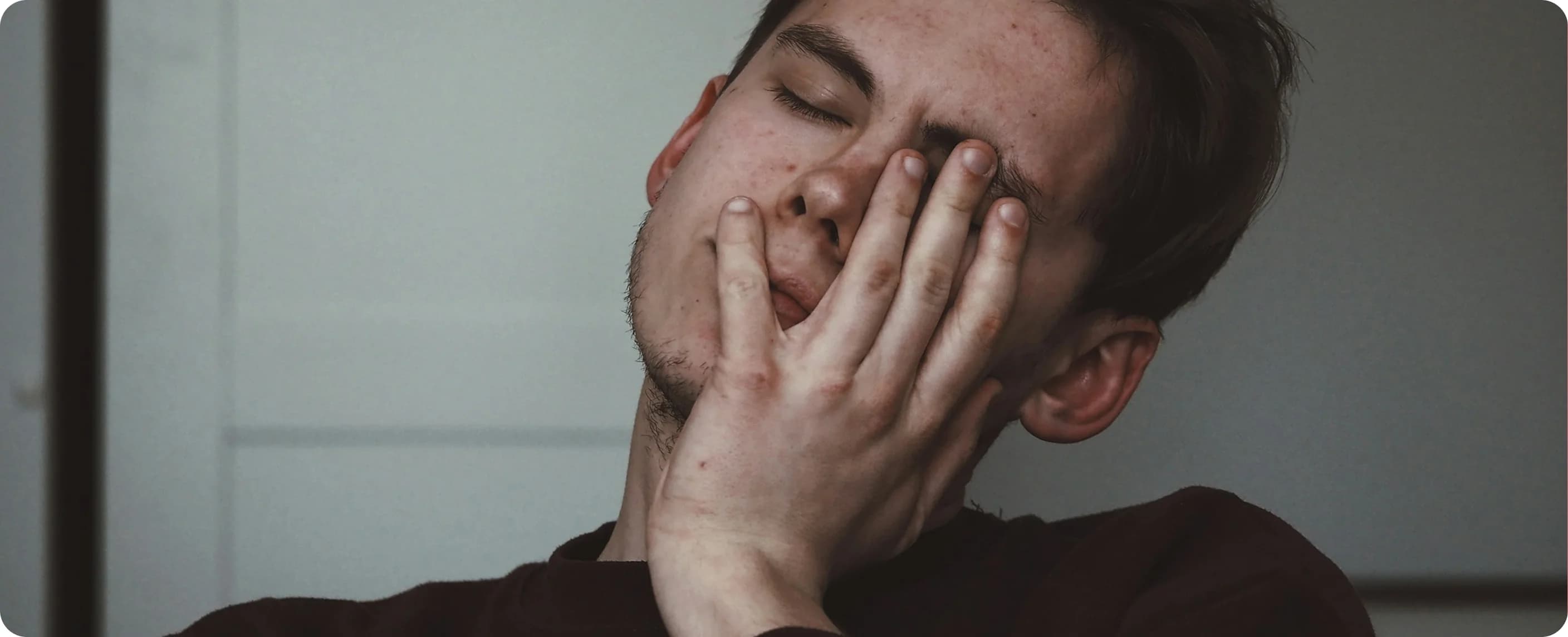 Patient exprimant la fatigue liée à la maladie chronique