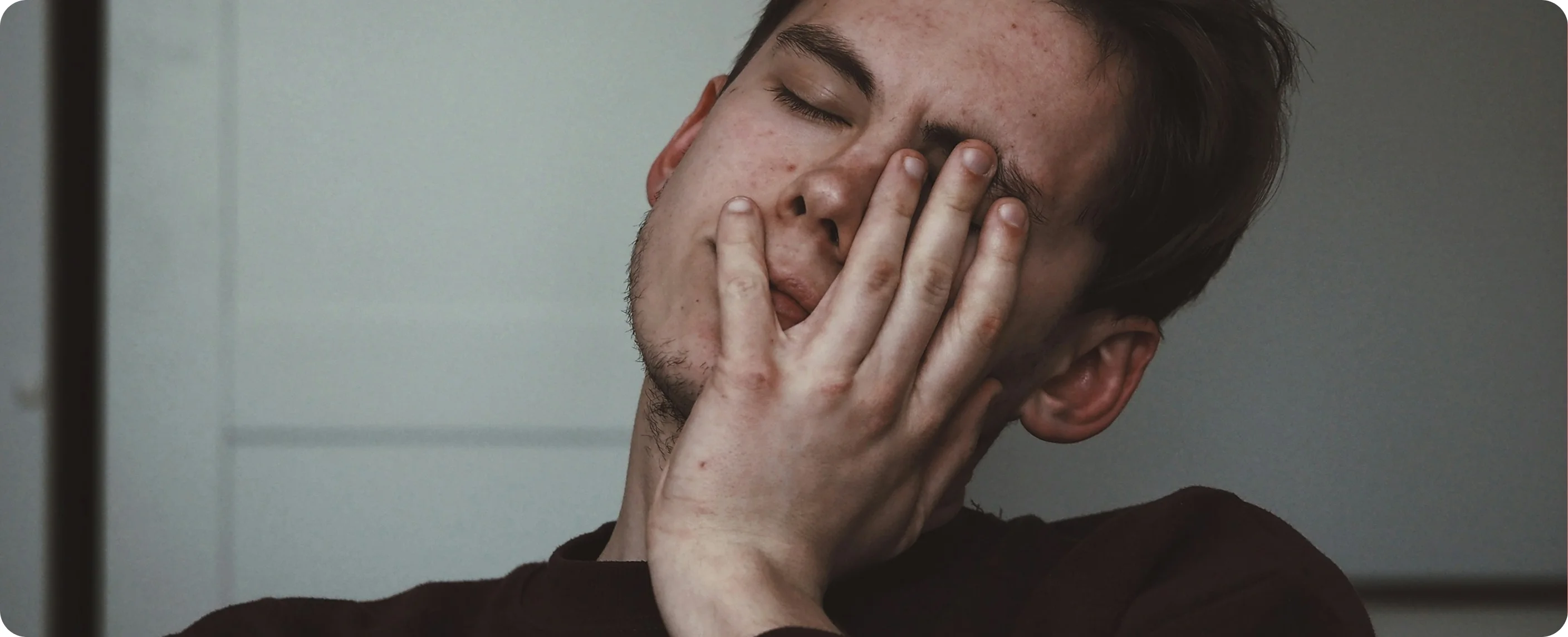 Patient exprimant la fatigue liée à la maladie chronique